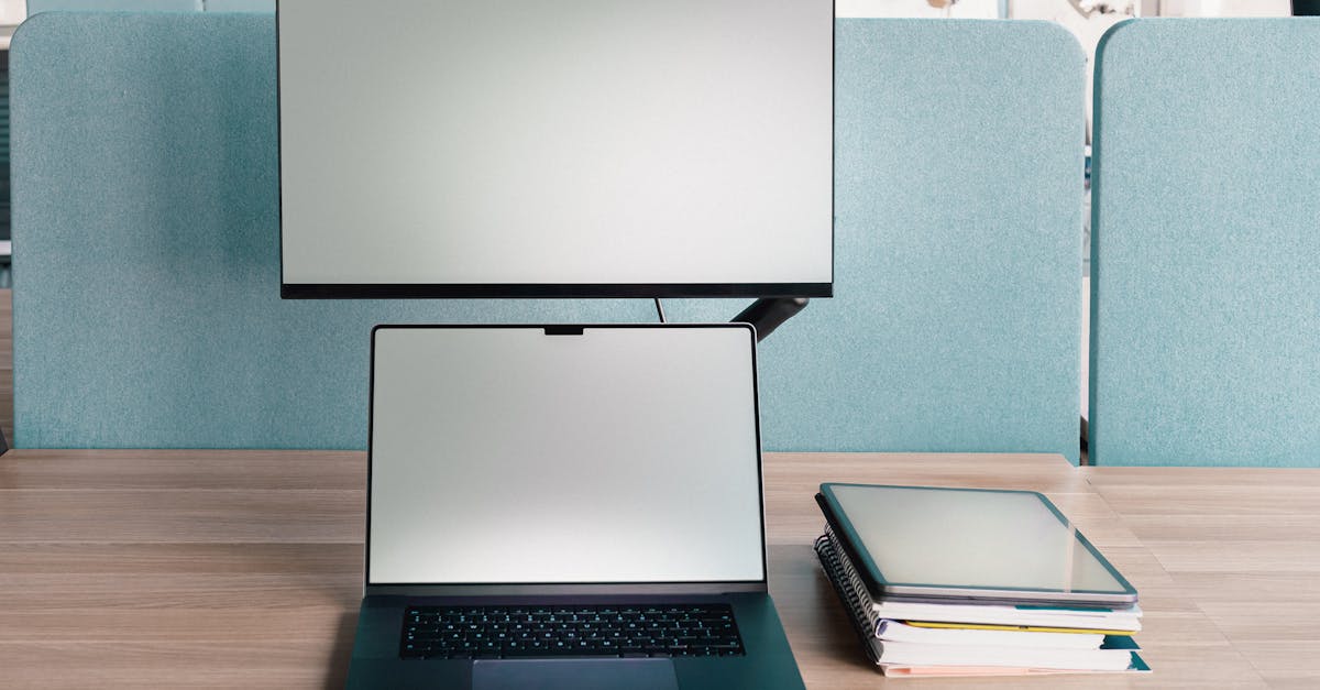 découvrez les différences clés entre la communication interne et externe dans les organisations. apprenez comment chaque type de communication impacte la culture d'entreprise, la collaboration et les relations publiques. une comparaison essentielle pour optimiser vos stratégies de communication.