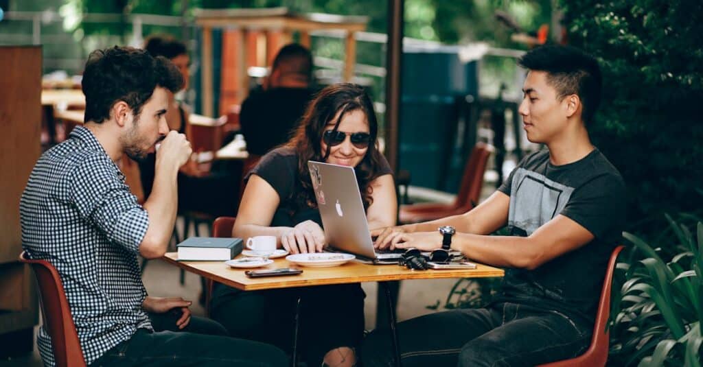 ressources et astuces incontournables pour les travailleurs indépendants 4 découvrez un monde dynamique de freelancers, des professionnels talentueux offrant des services variés dans des domaines comme la rédaction, la conception graphique, le développement web et bien plus. optimisez vos projets avec des experts flexibles et adaptés à vos besoins.
