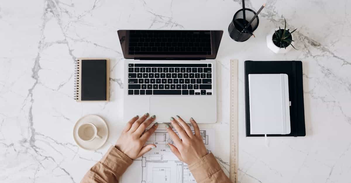 découvrez des idées inspirantes et pratiques pour aménager votre bureau à domicile. optimisez votre espace de travail avec des conseils sur l'ergonomie, la décoration et l'organisation pour une productivité accrue et un confort idéal.