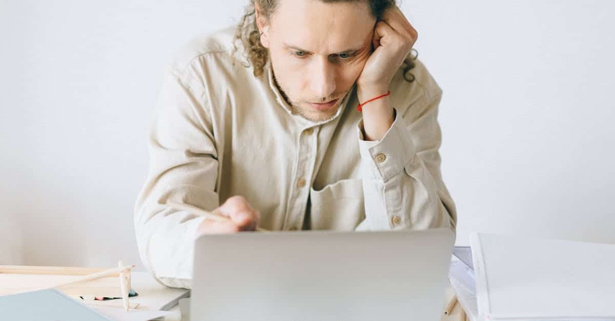 découvrez le syndrome de l'imposteur, ce phénomène psychologique qui pousse de nombreuses personnes à douter de leurs compétences et à se sentir comme des fraudeurs. apprenez à reconnaître ses symptômes, ses impacts sur la vie personnelle et professionnelle, ainsi que des stratégies pour surmonter cette sensation d'illégitimité.
