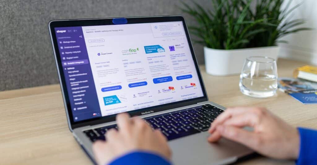 illustrations inspirantes de sites développés sur la plateforme Shopify 3 découvrez shopify, la plateforme e-commerce idéale pour créer et gérer votre boutique en ligne. profitez d'outils puissants, d'un design personnalisable et d'un support client dédié pour réussir votre vente en ligne.