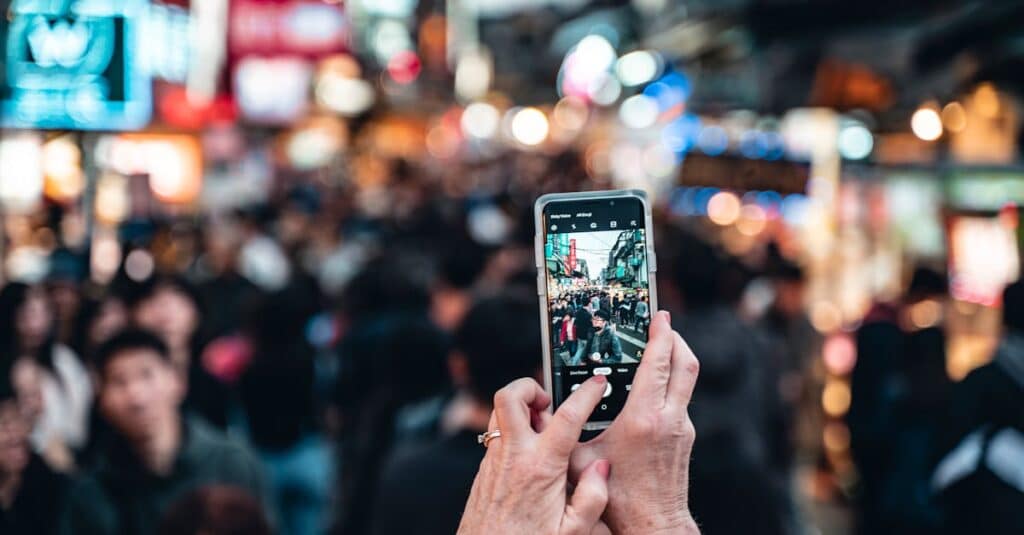 Snapchat : le manuel essentiel pour les entreprises 1 découvrez snapchat, l'application incontournable pour partager des moments en temps réel à travers des photos et vidéos éphémères. restez connecté avec vos amis grâce à des filtres innovants et des stories captivantes qui rendent chaque instant mémorable.