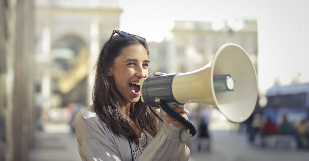 Quatre éléments essentiels à considérer avant d'adopter la recherche vocale dans votre stratégie 3 découvrez l'importance de la recherche vocale dans le monde numérique d'aujourd'hui. apprenez comment optimiser votre contenu pour les assistants vocaux et améliorer votre visibilité en ligne grâce à des stratégies de référencement adaptées.