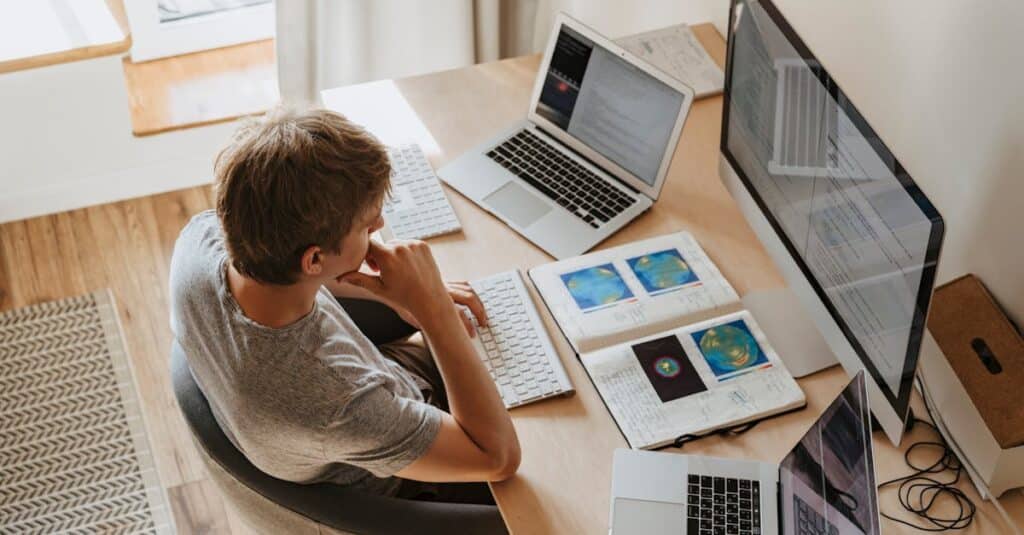 Cinq lectures incontournables pour réussir votre projet web 1 découvrez comment concevoir et réaliser un projet web captivant. ce guide complet vous accompagne à chaque étape, de la planification à la mise en ligne, en passant par le développement et l'optimisation. transformez vos idées en un site web performant et attrayant.